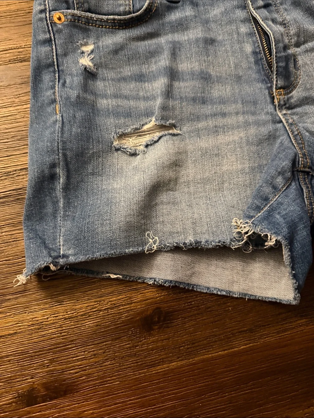 Universal Thread High Rise Medium Wash Distressed Denim Midi Shorts Size 6/28R